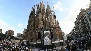 León XIV bendice torre de la Sagrada Familia de Barcelona
