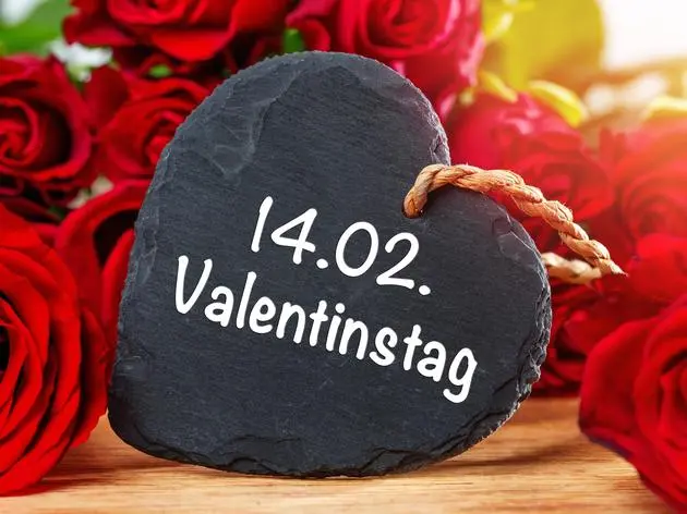 Rote Rosen und Schild für den Valentinstag.