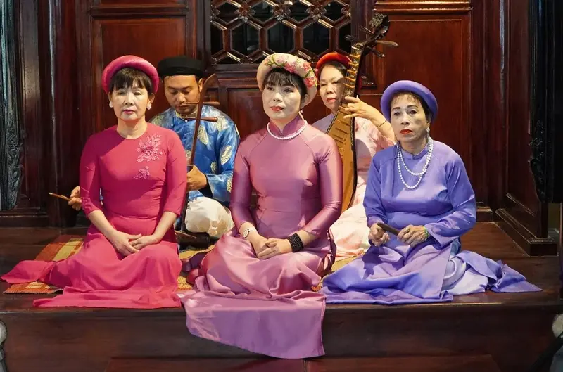 Hue is preparing a dossier on Hue folk singing to submit to UNESCO for inscription as an intangible cultural heritage - photo 1