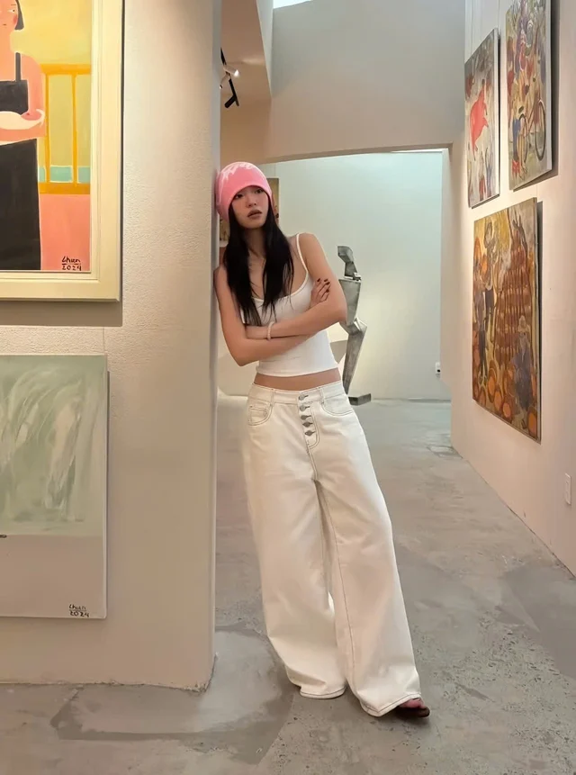 Wearing simple yet stylish white jeans - Photo 4.
