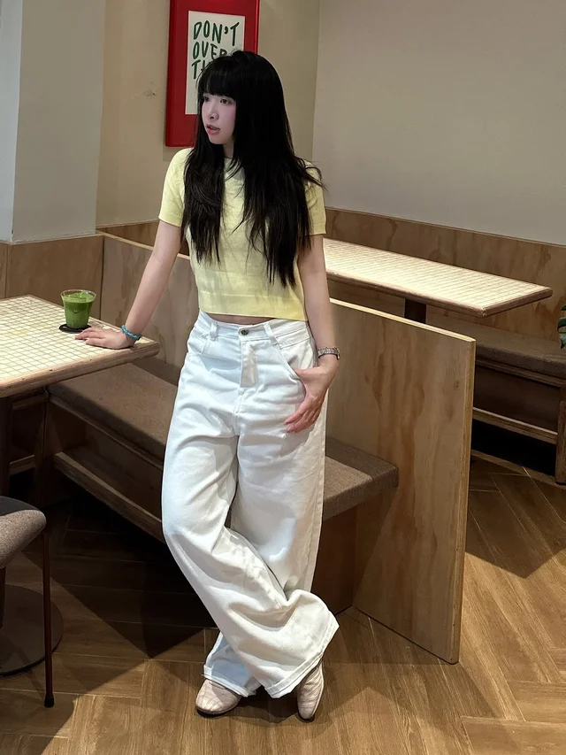 Wearing simple yet stylish white jeans - Photo 6.