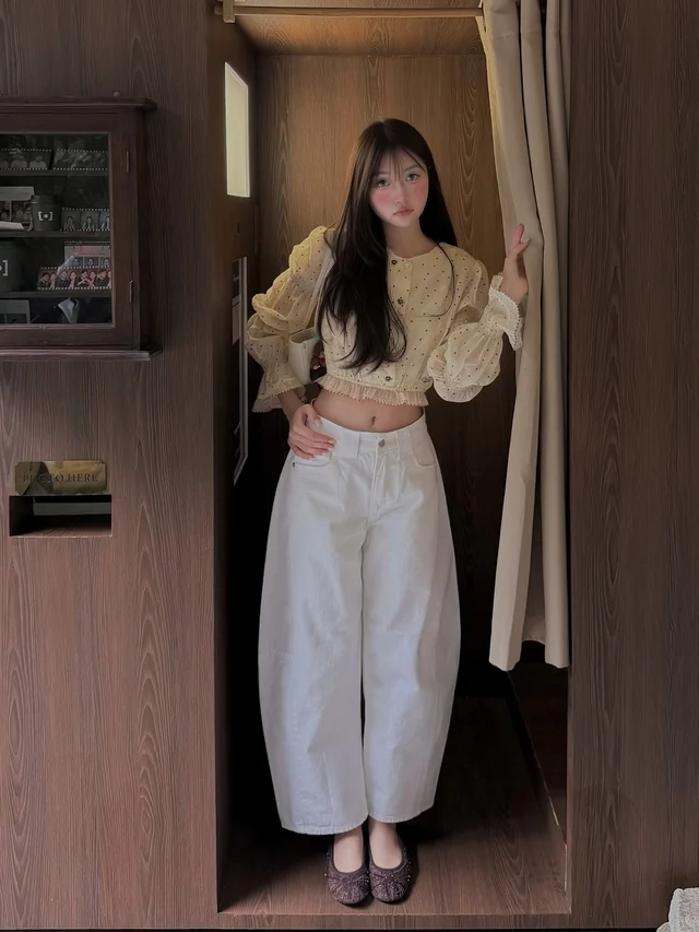 Wearing simple yet stylish white jeans - Photo 7.