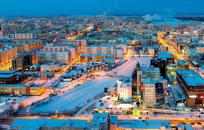Prospekt Lenina Avenue in the city of Yakutsk shrouded in mist.