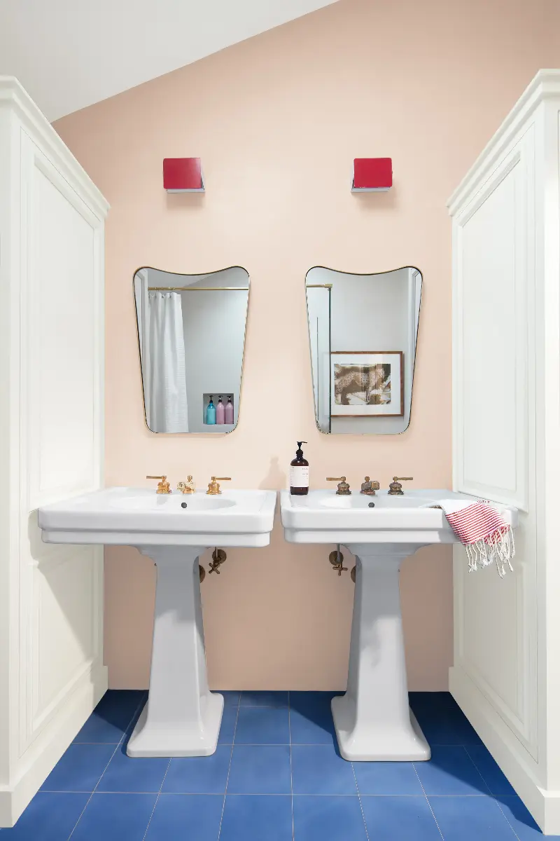 Bathroom painted in Benjamin Moore Pristine OC-75. (Image credit: Benjamin Moore)