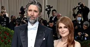 The nearly 30-year love story of the Oscar-winning actress and her husband, who is 9 years younger.