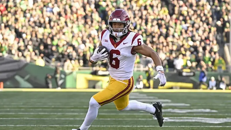 Lemon runs with the ball during the first half against the Oregon Ducks at Autzen Stadium.