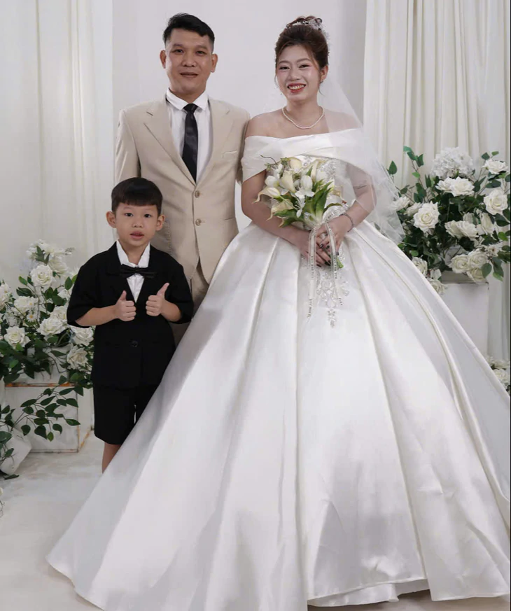 Mass wedding ceremony 2026: Workers' dream of wearing wedding dresses comes true - Photo 1.