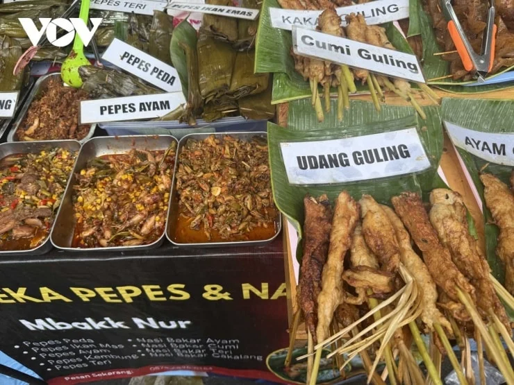 Traditional Indonesian dishes are sold at the market.