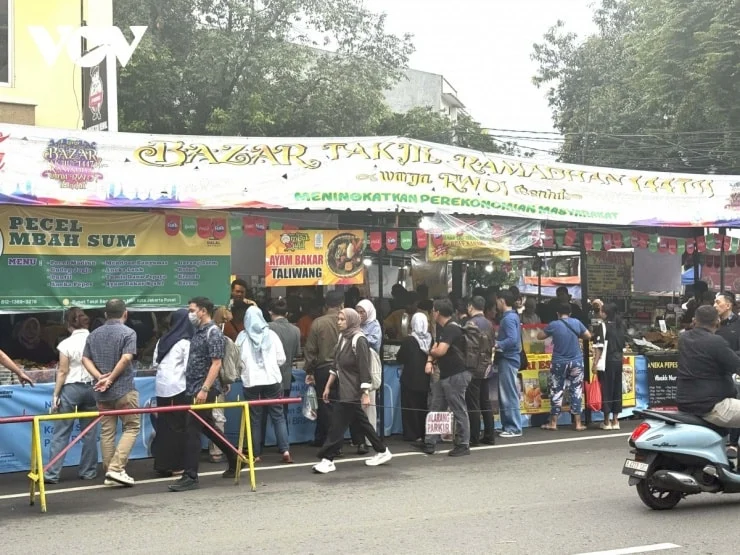 The market in Benhil is bustling when it's time to break the fast.