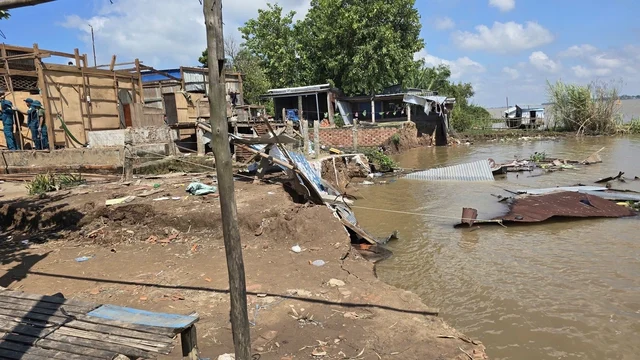 Landslide on the Tien River swept away two houses in Dong Thap - Photo 1.