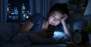 5 eye symptoms caused by prolonged phone use at night.