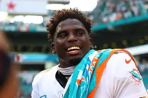 Free-agent WR Tyreek Hill shares concerning injury update