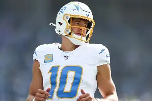Jim Harbaugh delivers fiery defense of Justin Herbert amid Chargers' 0-4 start