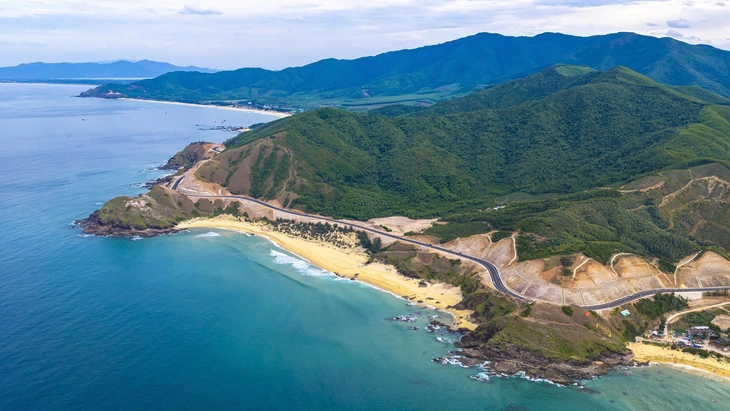 Despite warnings of danger, people flocked to check in at the unfinished Lo Dieu coastal road - Photo 1.