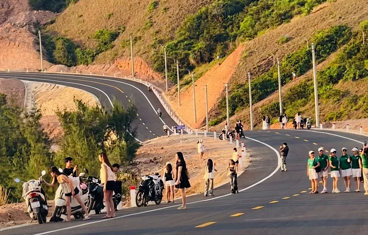 Despite warnings of danger, people flocked to check in at the unfinished Lu Yao coastal road - Photo 3.