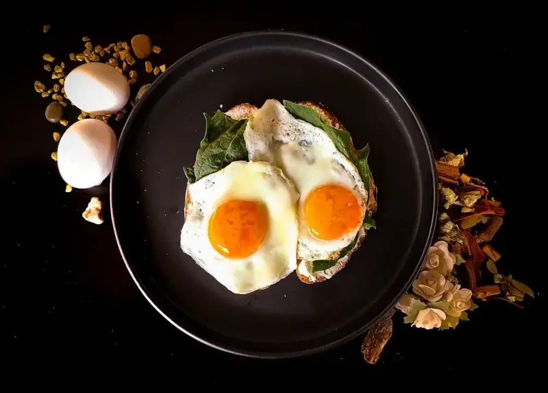 An egg provides high-quality protein, which keeps someone fuller for longer periods of time. 