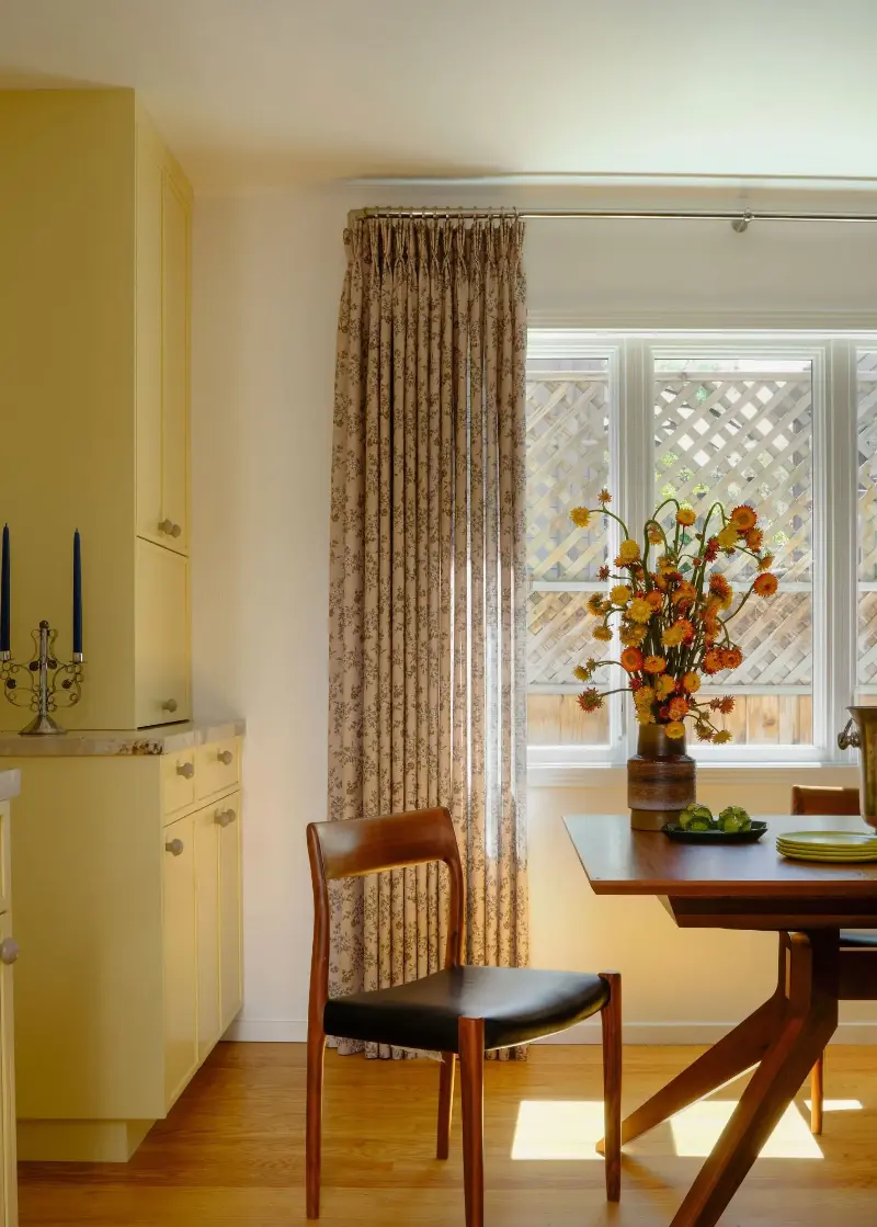 The home's original midcentury modern architecture has inspired the selection of furniture in the dining room, and throughout the home.  (Image credit: Suzanna Scott Photography. Design: Spearman Spaces)