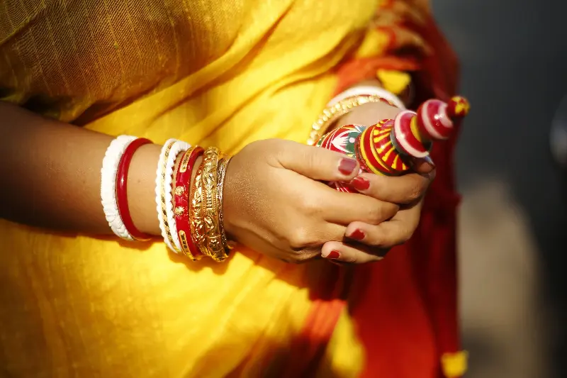 Skilled artisans transformed shells into bangles, a practice that became closely associated with Bengali Hindu marriage customs. 