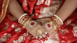 Why do Bengali brides wear Shakha Pola after marriage? Understanding the meaning behind the white and red bangles