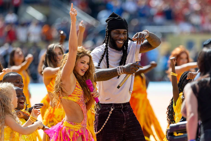 Shakira and Ariana Grande dominate the summer music scene - Image 1.