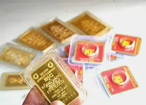 Gold prices reversed course and fell after a sharp one-day increase.
