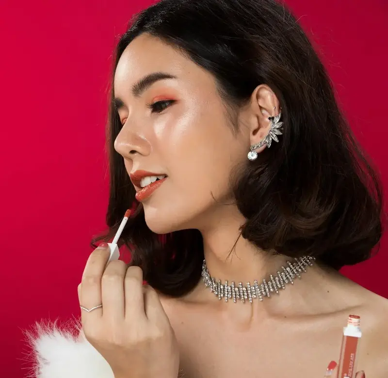 Completing the look are hydrating matte lip colours that offer rich pigmentation while keeping lips comfortable through long summer nights.