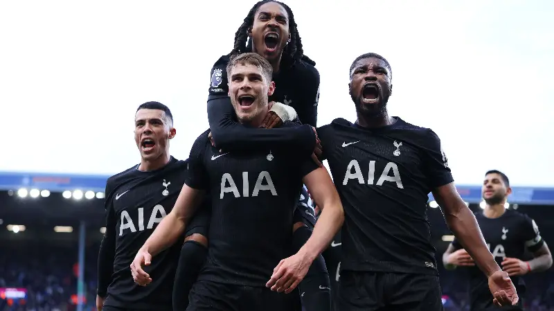 Elia backs 'bigger team' move for compatriot