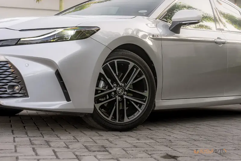 2025 Toyota Camry HEV Review