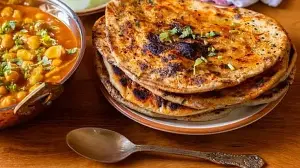 Baisakhi Special Amritsari Kulcha Recipe: Stuffed Bread Served with Tangy Chole