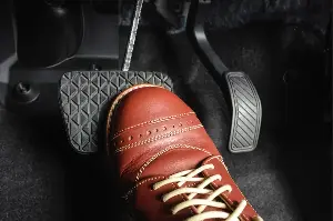 5 tips for using car brakes to drive more safely.