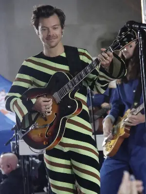 Harry Styles makes surprise Saturday Night Live appearance