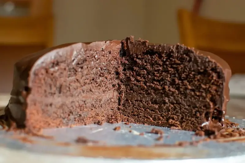 The cake contains around 166 kcal and 13 g of protein.