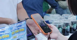Young people are leading the cashless payment trend.