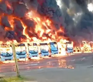 Incêndio de grandes proporções destrói ao menos 27 ônibus em garagem de Belo Horizonte e mobiliza sete viaturas dos Bombeiros