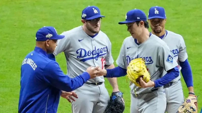 Los Angeles Dodgers manager Dave Roberts (30) takes the ball from pitcher Roki Sasaki