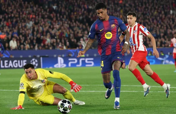 Barcelona có nguy cơ trắng tay tại Champions League - Ảnh 1.