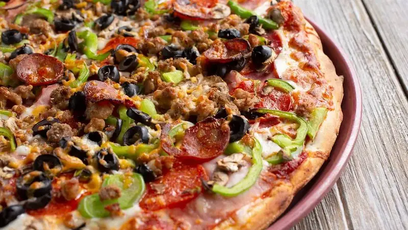 meat and veggie pizza pie