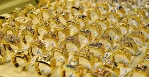 Gold prices today (October 17): Reversing course and weakening.