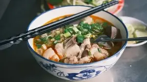 Monsoon making you crave something warm and cozy? Try this zero oil one pot lemon chicken noodle soup with 30 g protein