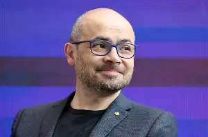 Google shakes up AI leadership as DeepMind chief shifts role
