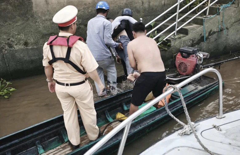 Traffic police in Tay Ninh promptly rescued a young man who jumped off the Ben Luc bridge - Photo 1.