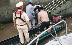 Traffic police in Tay Ninh promptly rescued a young man who jumped off the Ben Luc bridge.