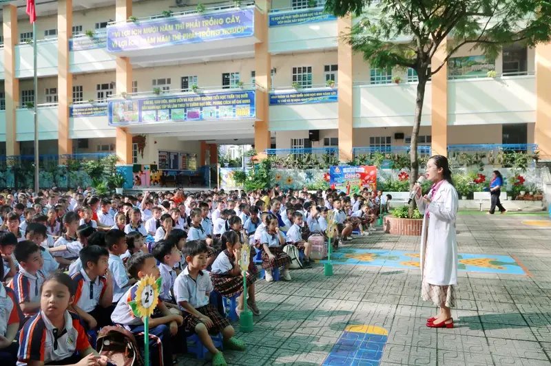 Students from Tran Thi Buoi Primary School participate in the 
