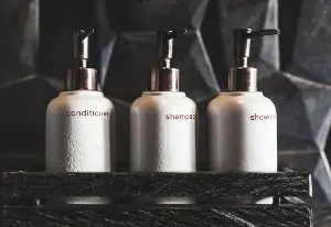 Hygiene risks from refillable shower gel bottles in hotels: Things travelers need to be aware of.