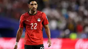 Omar Marmoush sitzt auf der Bank