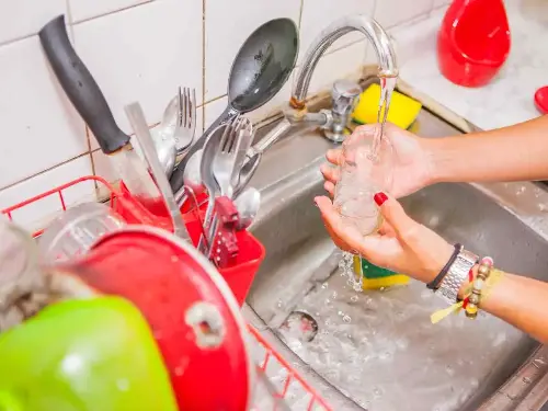 ¿Cómo lavar los trastes de plástico? Tips para que no les salga moho. FOTO: Canva