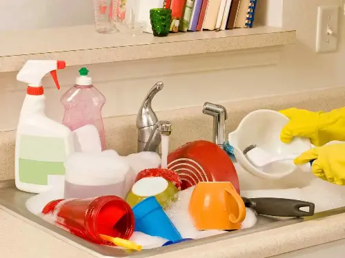 ¿Cómo lavar los trastes de plástico? Tips para que no les salga moho. FOTO: Canva