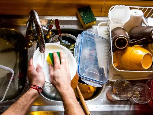 ¿Cómo lavar los trastes de plástico? Tips para que no les salga moho. FOTO: Canva
