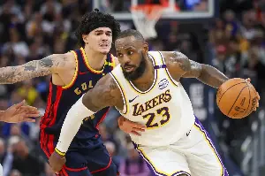 Warriors continue push for LeBron, even as hopes are reportedly dimming