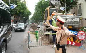 Hanoi has 62 construction barriers; traffic police advise choosing routes to avoid traffic congestion.